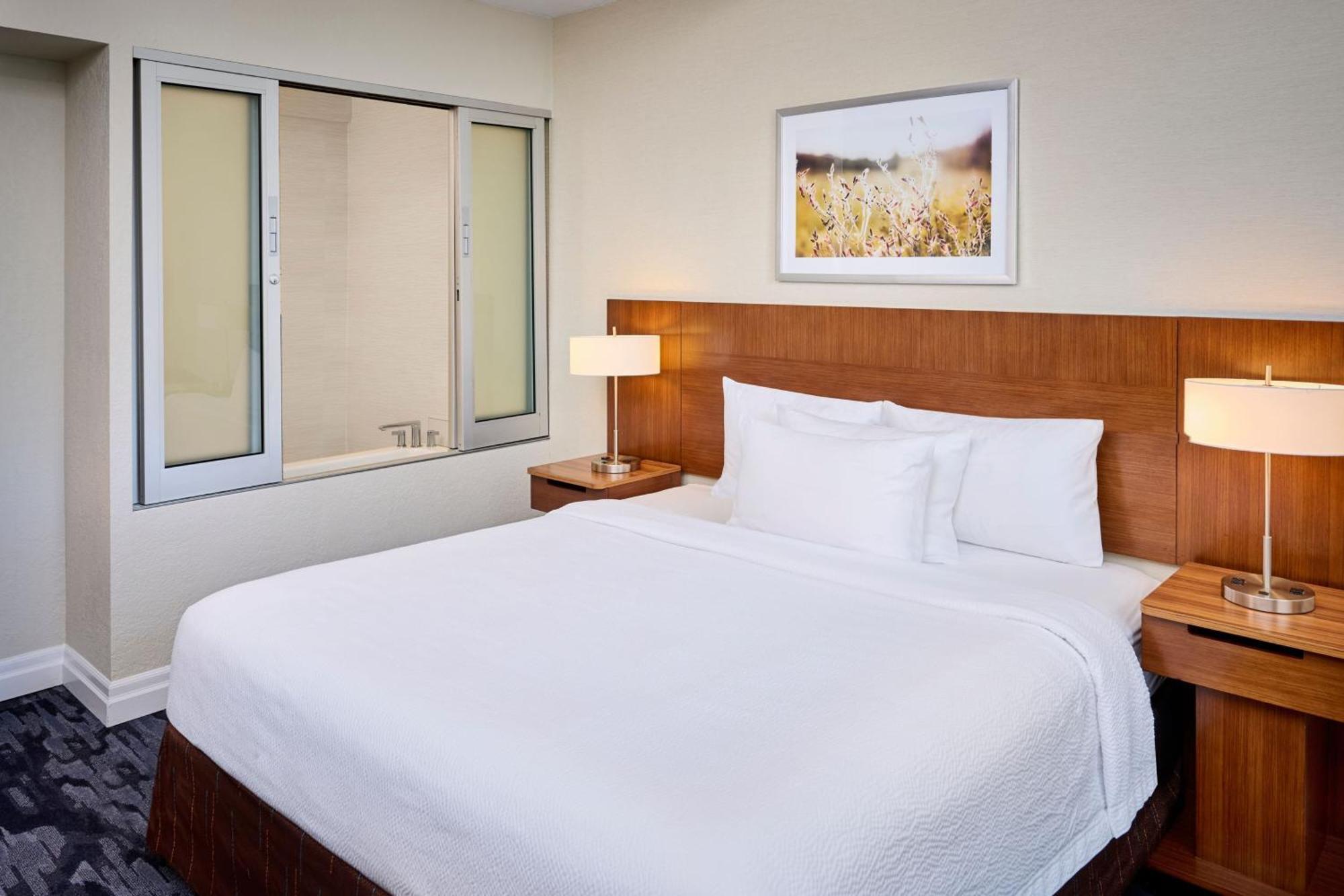 Hotel Fairfield & By Marriott Kanata